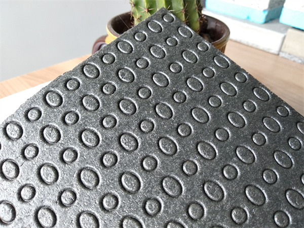 單面(mian)凹發泡(pào)橡膠減(jiǎn)震墊闆(pǎn)